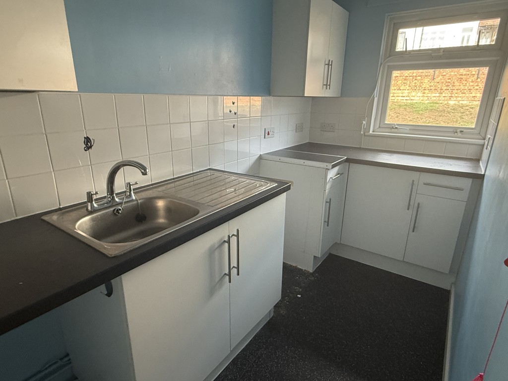 Lot: 20 - SUBSTANTIAL DETACHED BLOCK OF 23 UNITS ON 0.47 ACRES WITH DEVELOPMENT POTENTIAL - Typical Flat